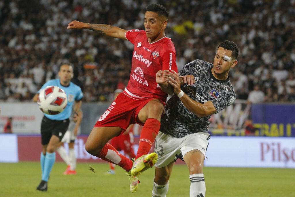 Ramiro González y Andrés Vilches disputando un balón.