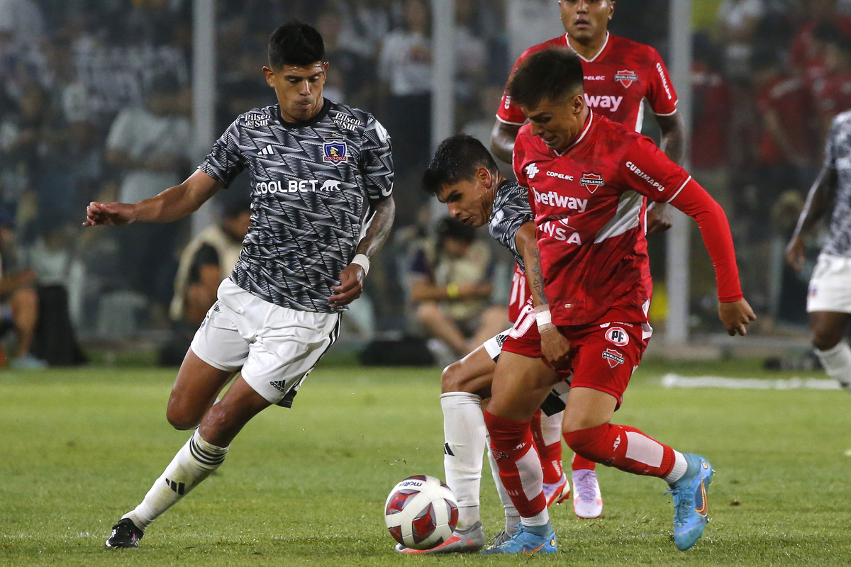 Jugadores de Colo-Colo y Ñublense disputando un balón.