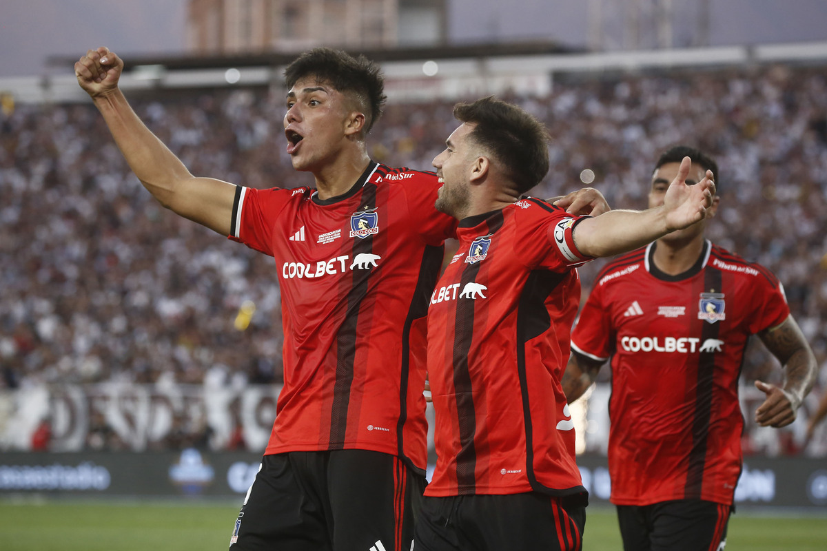 Damián Pizarro y César Fuentes celebrando un gol en Colo-Colo.