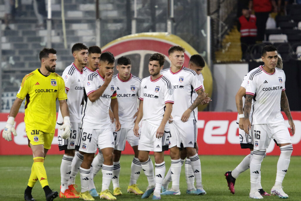 Jugadores de Colo-Colo durante un partido por Copa Chile.