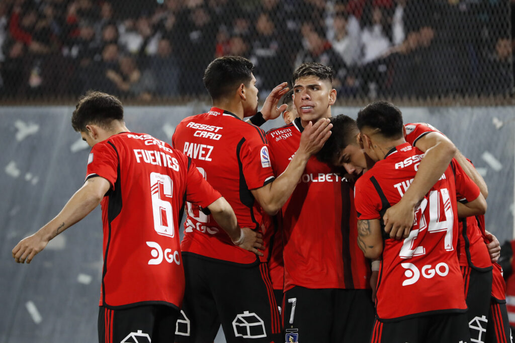 Jugadores de Colo-Colo celebrando un gol.