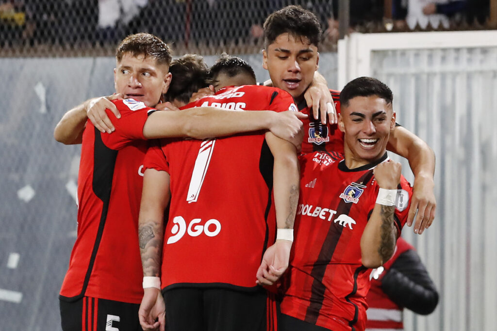 Jugadores de Colo-Colo celebrando un gol.