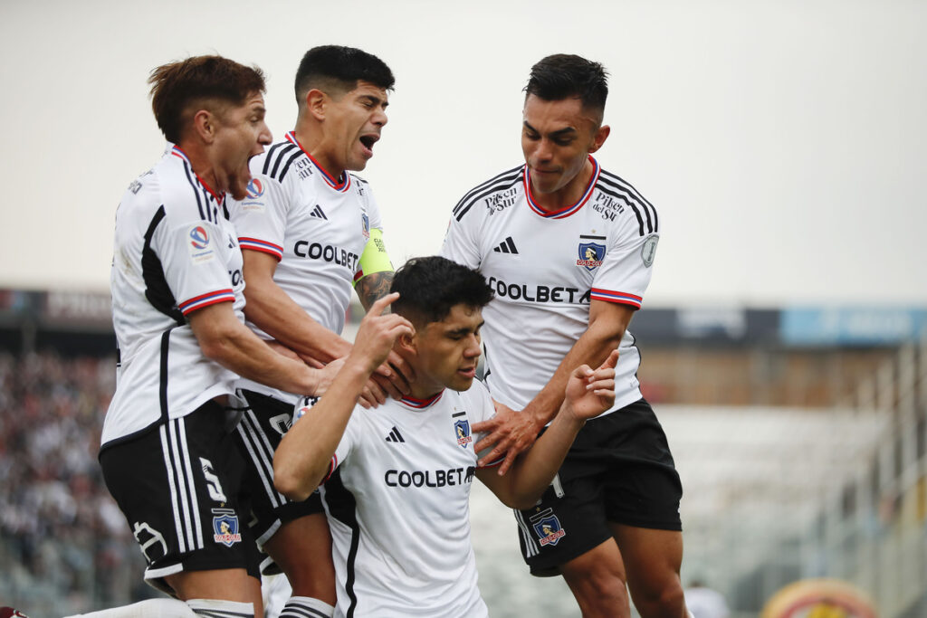 Jugadores de Colo-Colo celebrando eufóricamente un gol.