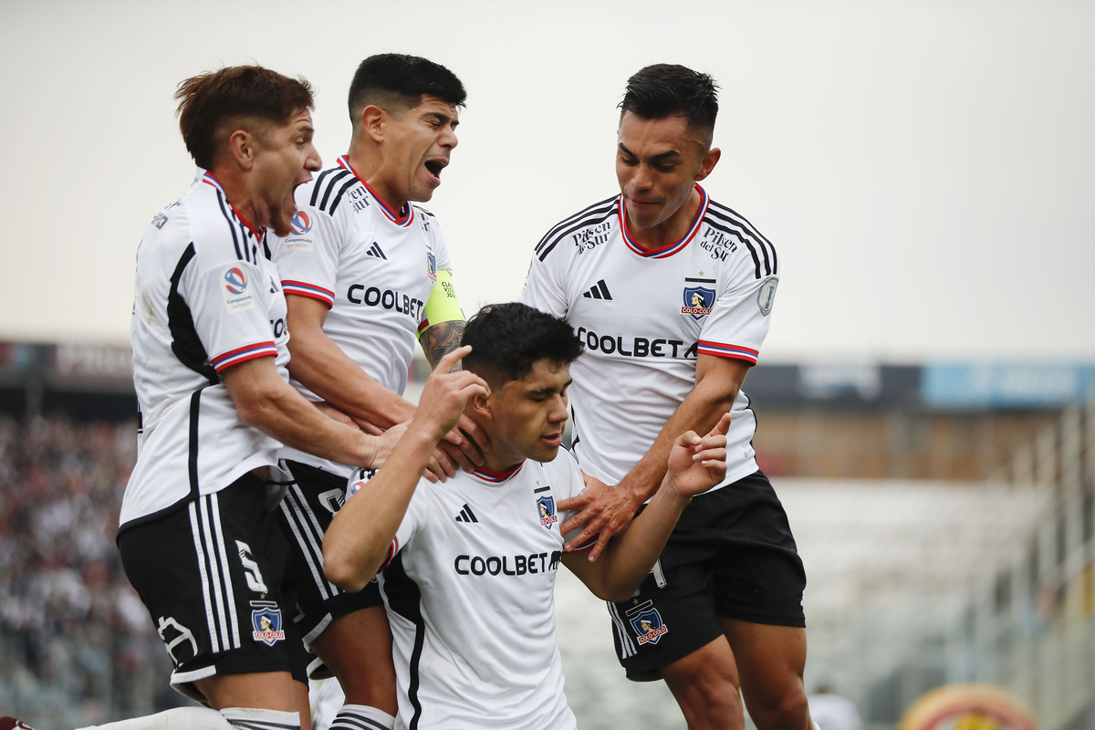 Jugadores de Colo-Colo celebrando eufóricamente un gol.