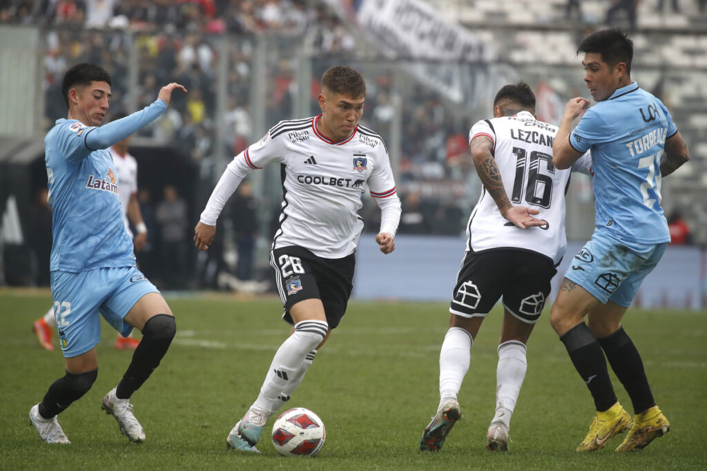 Jugadores de Colo-Colo y O'Higgins disputando un balón.