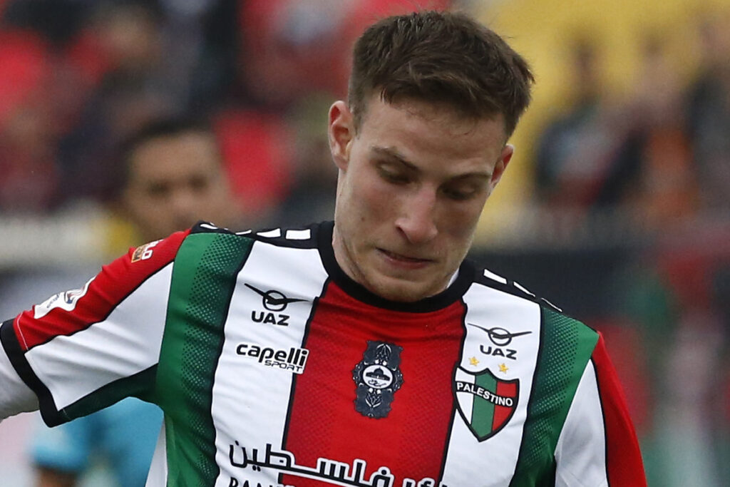 Bruno Barticciotto con la camiseta de Palestino.