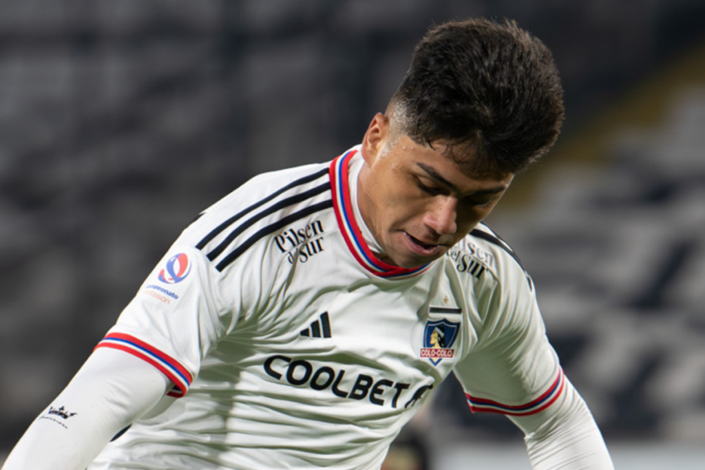 El delantero de 18 años, Damián Pizarro, disputando un partido con la camiseta de Colo-Colo en el Estadio Monumental.