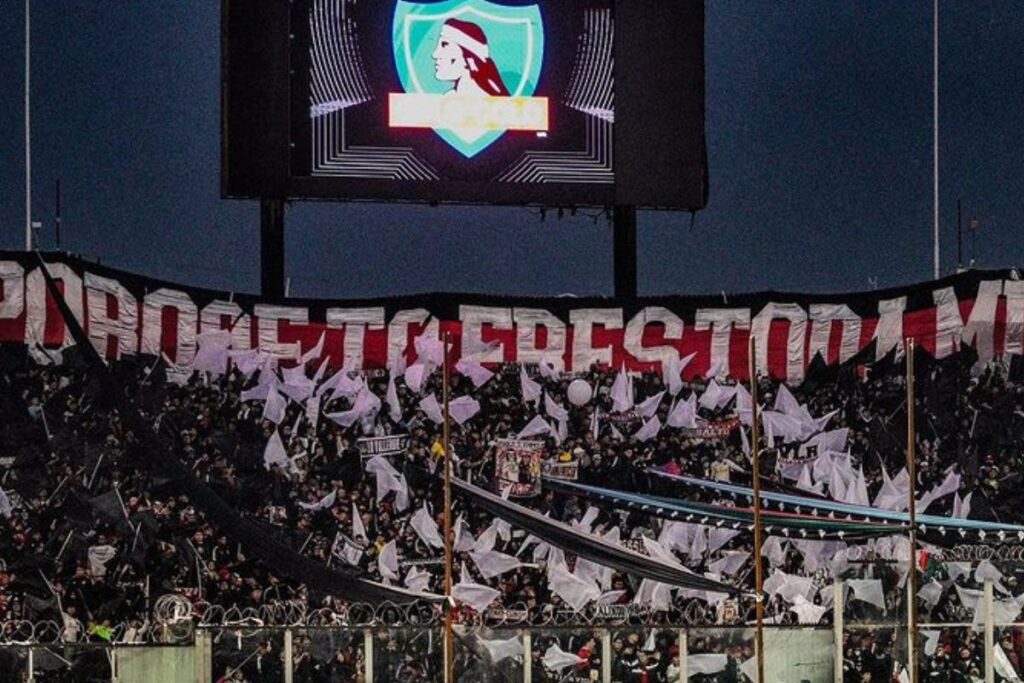 Garra Blanca durante un partido de Colo-Colo en el Estadio Monumental