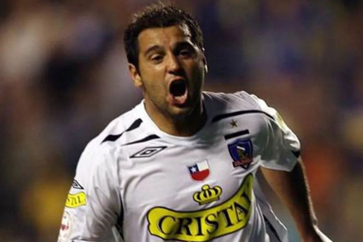 Gustavo Biscayzacu gritando un gol cuando jugaba por Colo-Colo