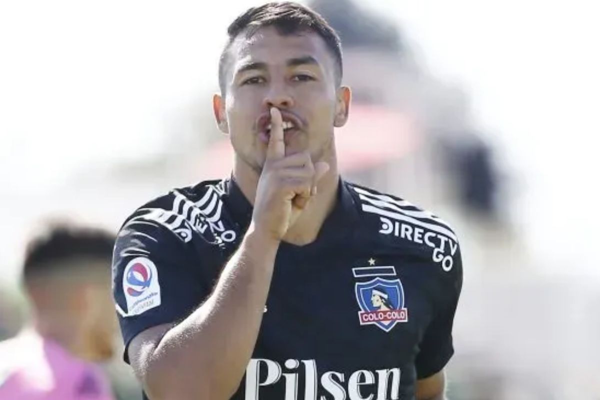 Iván Morales con la camiseta de Colo-Colo mientras tiene su dedo en la boca