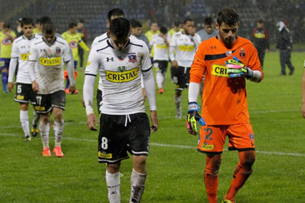 Jugadores de Colo-Colo saliendo de la cancha con la mirada baja