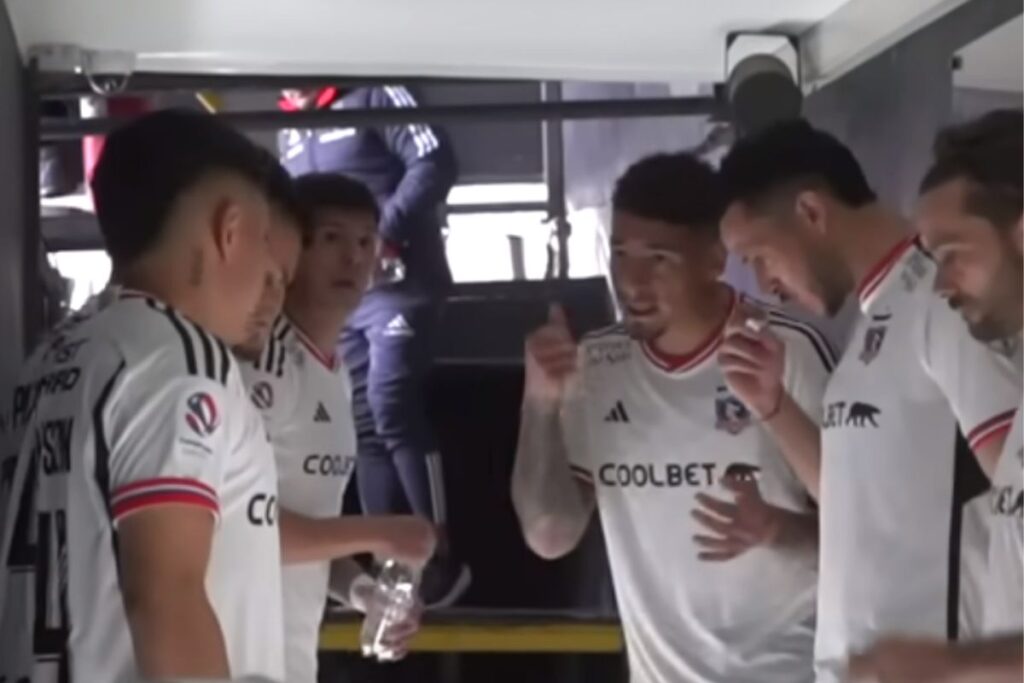 Futbolistas de Colo-Colo reunidos en el túnel del Estadio Monumental