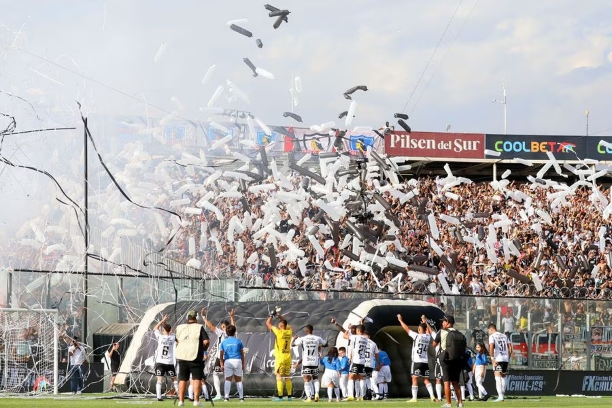 Hinchas de Colo-Colo reciben a los jugadores con un verdadero carnaval en el Estadio Monumental.