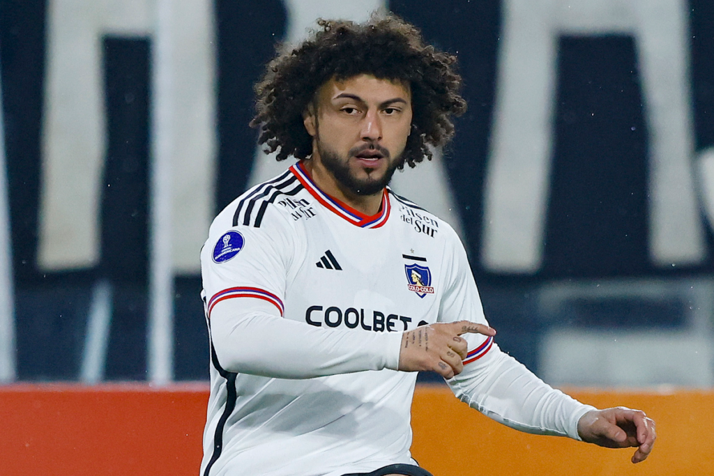 Maximiliano Falcón defendiendo la camiseta de Colo-Colo en el Estadio Monumental.