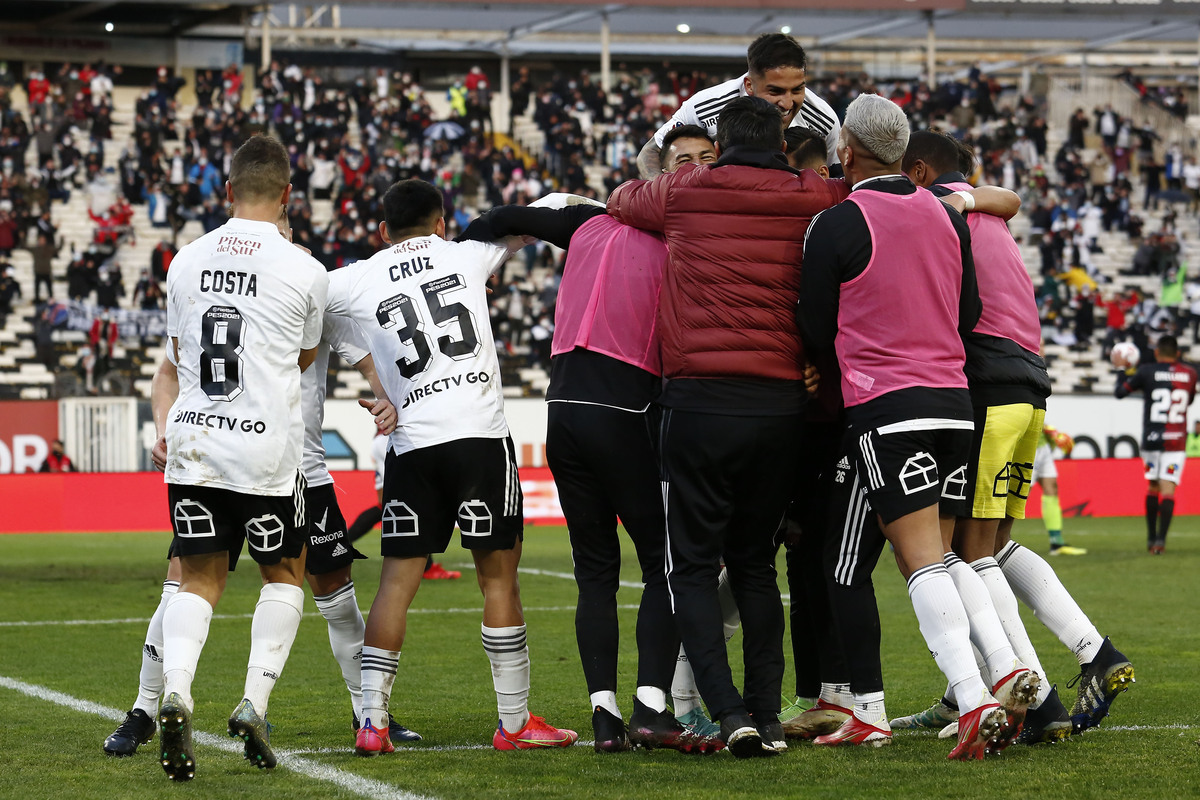 Plantel de Colo-Colo 2021 celebrando un gol de Iván Morales sobre Deportes Antofagasta en el Estadio Monumental.