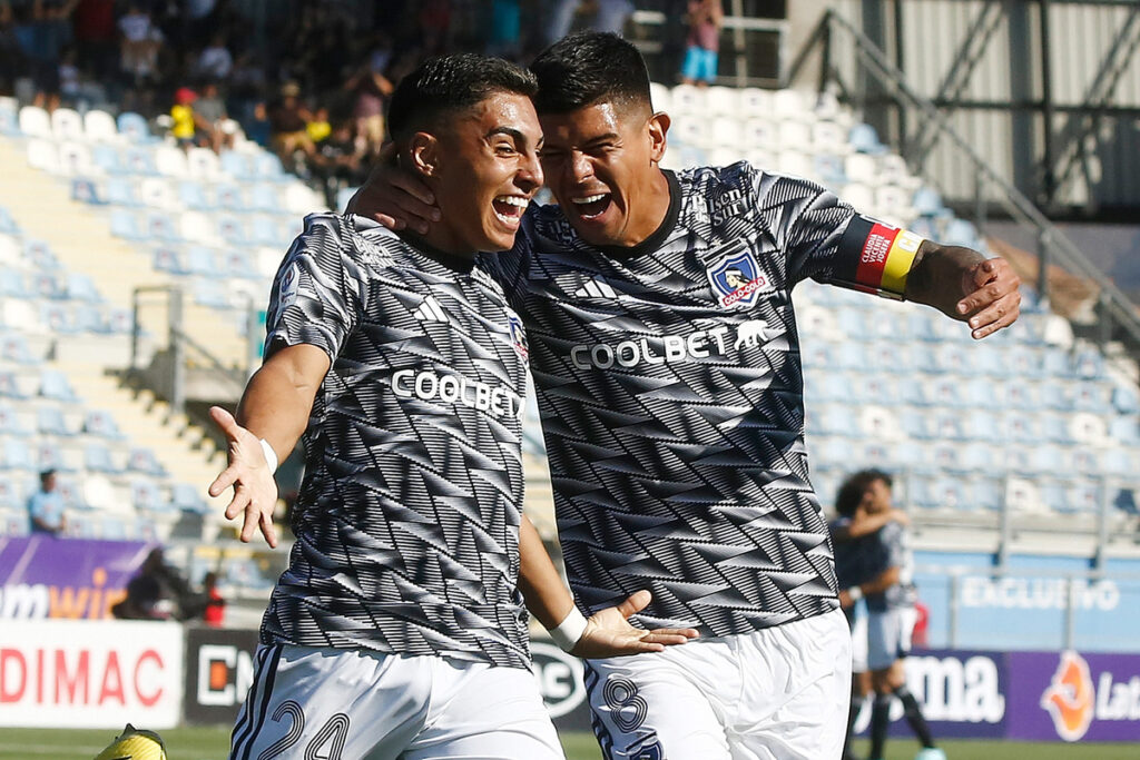 Jordhy Thompson celebrando junto a Esteban Pavez el 1-0 parcial de Colo-Colo sobre O'Higgins en el Estadio el Teniente de Rancagua.