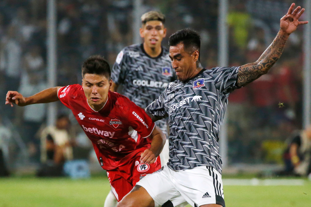 Darío Lezcano y Raimundo Rebolledo disputando un balón en el duelo entre Colo-Colo y Ñublense por el Campeonato Nacional 2023.