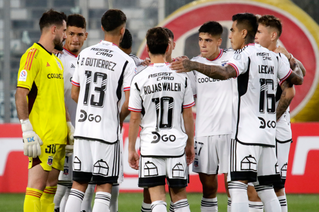 Jugadores de Colo-Colo reunidos y abrazados antes de enfrentar a Santiago City por la Copa Chile 2023.