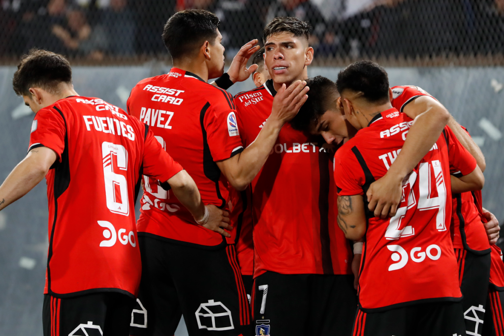 Plantel de Colo-Colo celebrando un de los goles de la victoria 6-1 sobre Unión la Calera por la Copa Chile 2023.