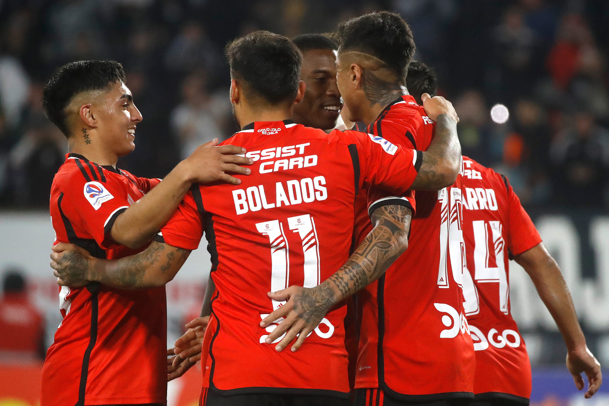 Plantel de Colo-Colo celebra un tanto en la goleada 6-1 de Colo-Colo sobre Unión la Calera por la Copa Chile 2023.
