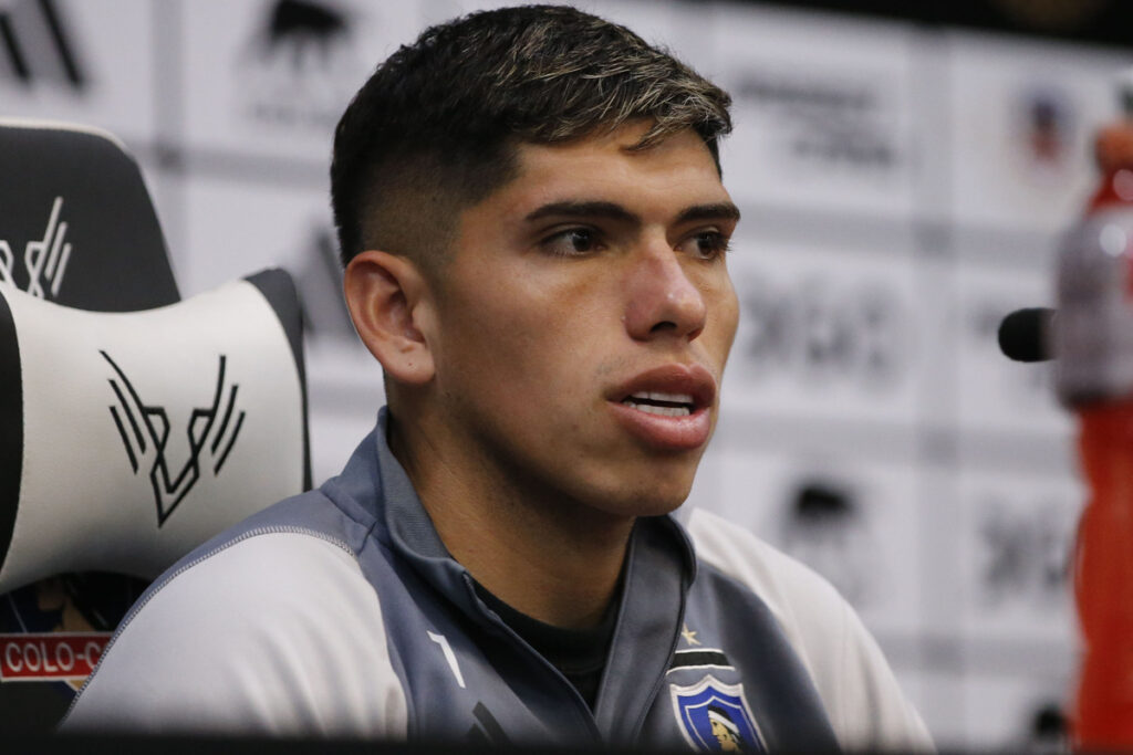 Carlos Palacios en plena conferencia de prensa con la camiseta de Colo-Colo.