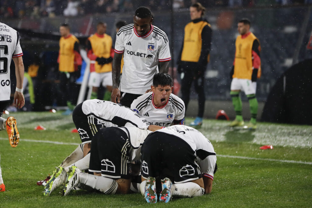 Futbolistas de Colo-Colo celebrando el 2-0 parcial de Leonardo Gil sobre América Mineiro por Copa Sudamericana.