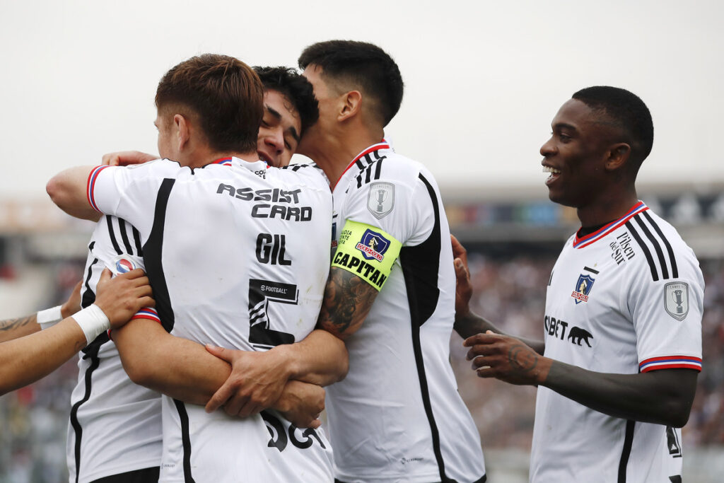 Futbolistas de Colo-Colo celebrando el 1-0 parcial ante O'Higgins de Rancagua por el Campeonato Nacional 2023.