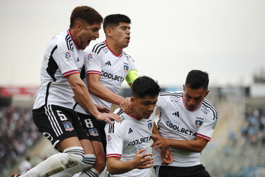 Futbolistas de Colo-Colo celebran y abrazan a Damián Pizarro, quien marcó el 1-0 parcial ante O'Higgins de Rancagua en la segunda rueda del Campeonato Nacional 2023.