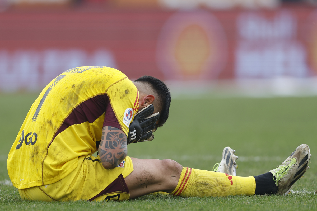 Brayan Cortés se agarra la cabeza y se lamenta en el piso tras sufrir un duro golpe mientras defiende la camiseta de Colo-Colo.