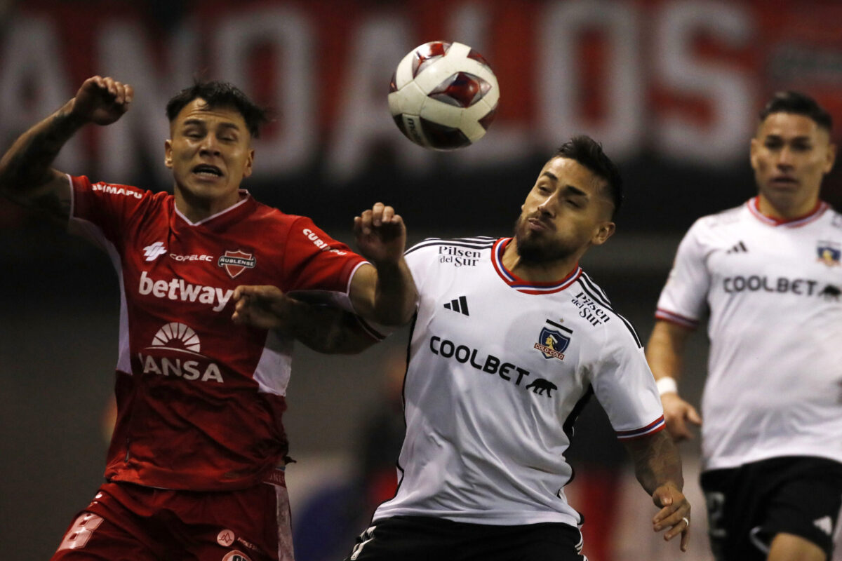 Marcos Bolados disputando un balón en el empate 0-0 ante Ñublense de Chillán.