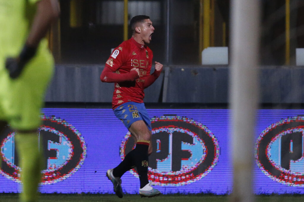 Leandro Garate celebrando su gol con Unión Española frente a Audax Italiano