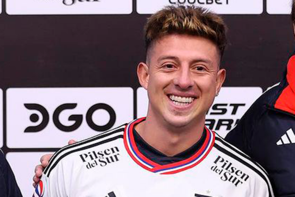 Pablo Parra sonriendo en medio de su presentación como nuevo jugador de Colo-Colo