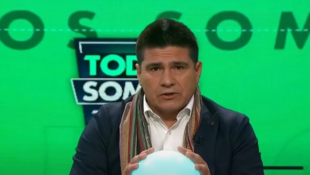 Marcelo Vega con una bola de cristal en un programa deportivo.