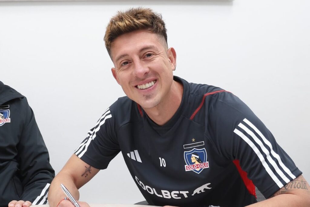 Pablo Parra en la firma del contrato de Colo-Colo