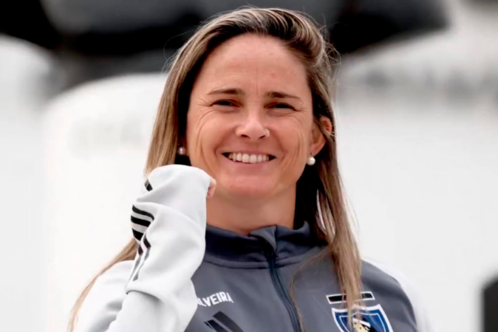 Tatiele Silveira con el puño en alto antes de su presentación como nueva entrenadora de Colo-Colo.