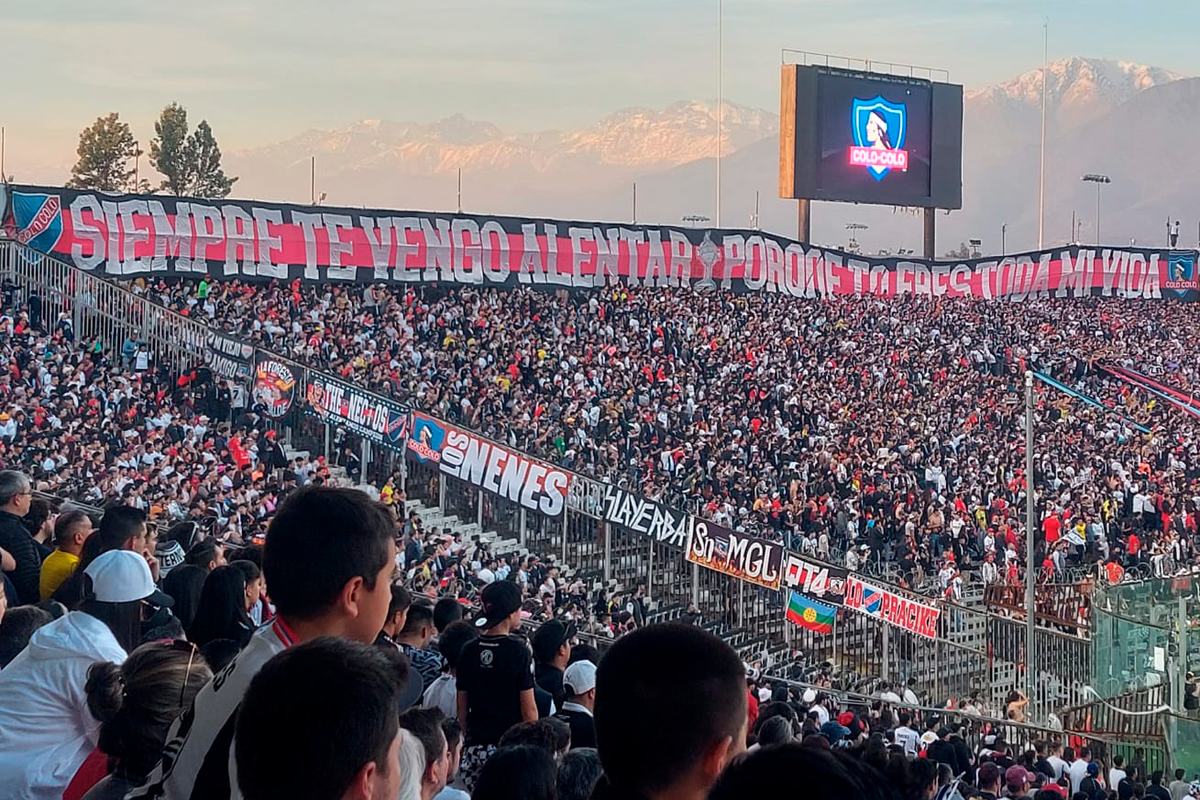 Hinchas de Colo-Colo en el sector Arica del Estadio Monumental.