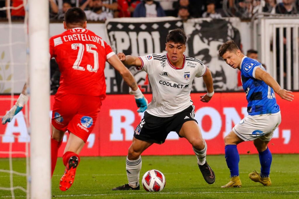 Damián Pizarro encarando al portero Gabriel Castellón en el triunfo de Colo-Colo sobre Huachipato.