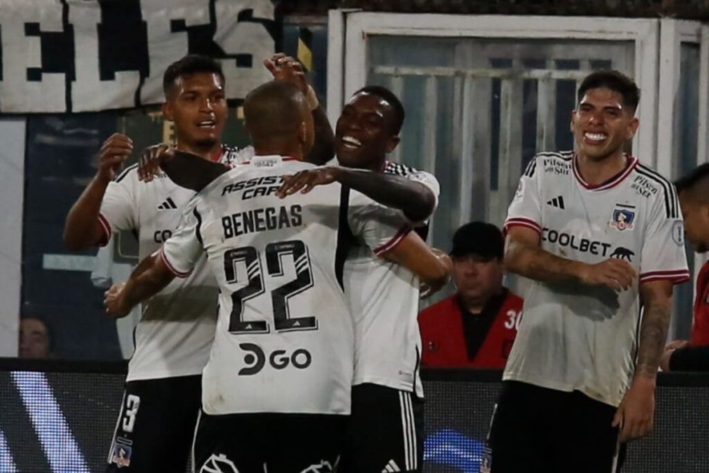 Daniel Gutiérrez, Leandro Benegas, Fabián Castillo y Carlos Palacios celebran el Gol de Colo-Colo