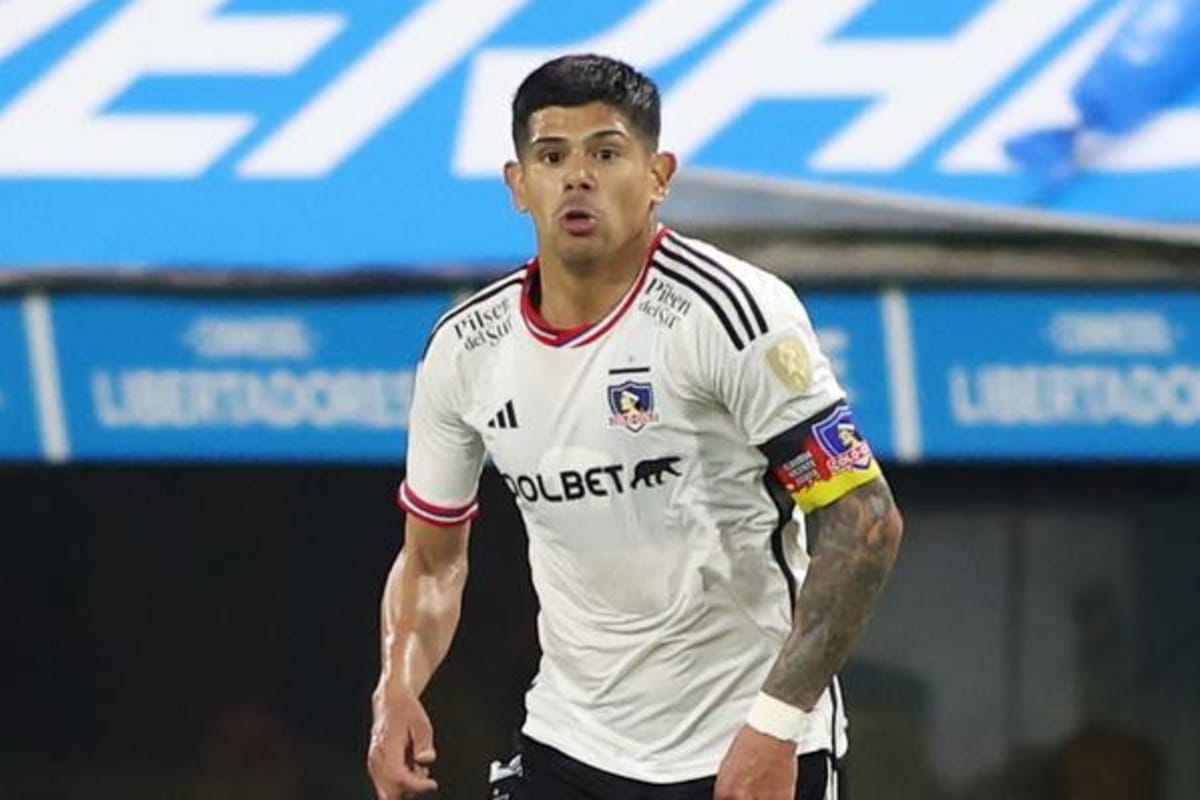 Plano americano de Esteban Pavez con la camiseta de Colo-Colo