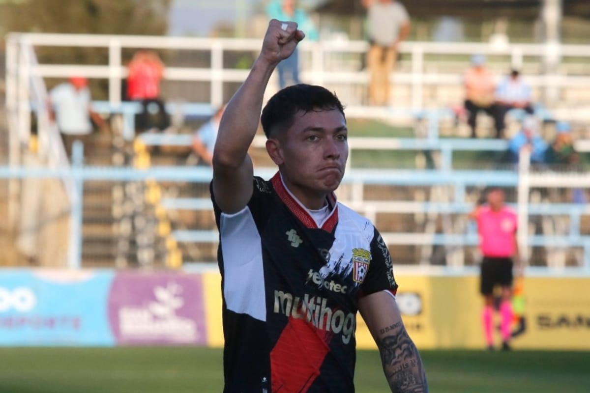 Cristián Zavala celebrando un gol con la camiseta de Curicó Unido