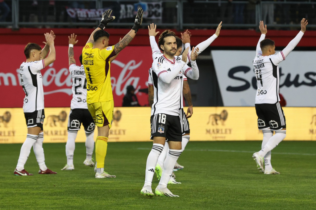 Futbolistas de Colo-Colo saludan a sus hinchas antes de disputar el encuentro ante Ñublense por la segunda rueda del Campeonato Nacional 2023.