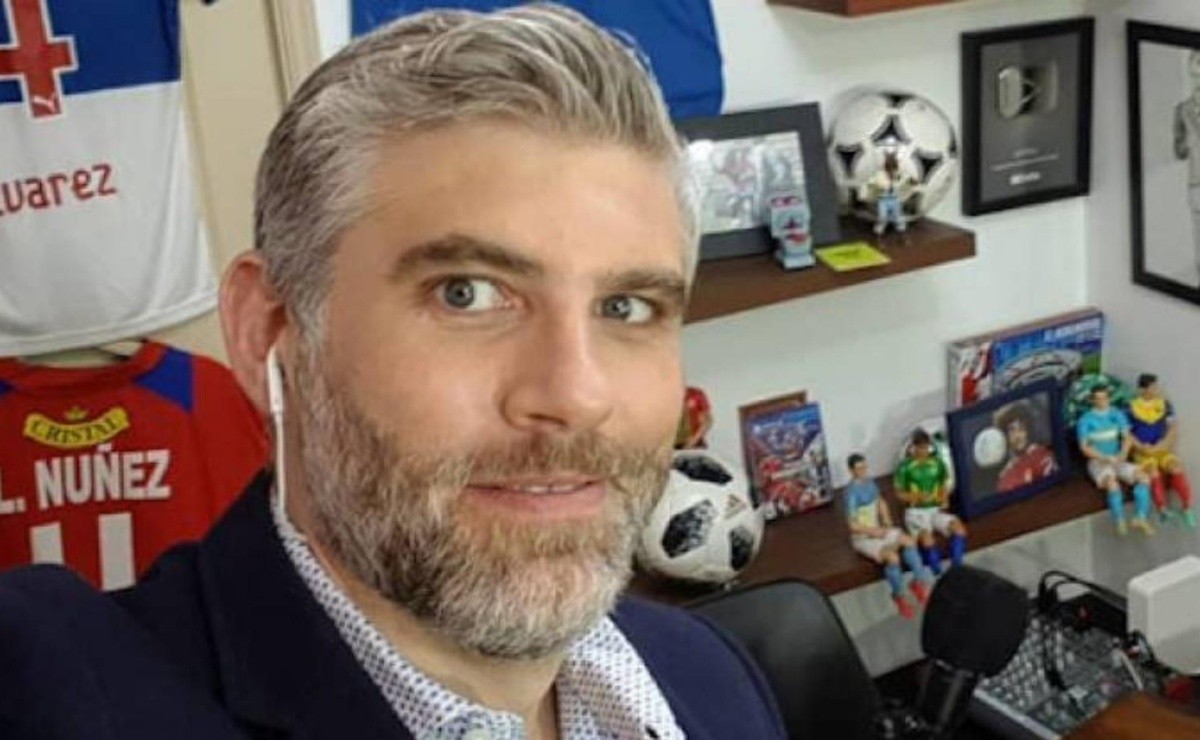 Manuel de Tezanos posando de fondo con camisetas de Universidad Católica.