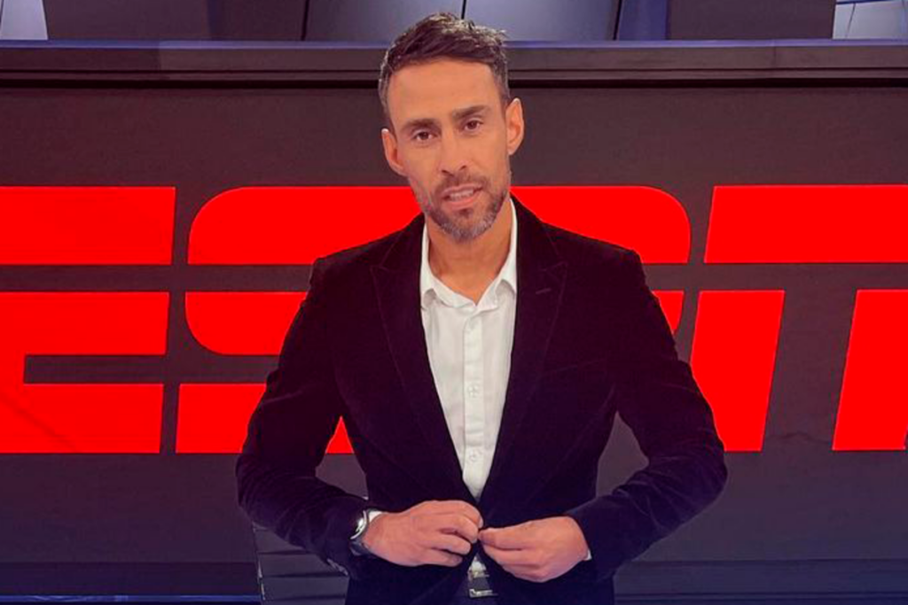 Jorge Valdivia posa ante las cámaras en pleno set de televisión del programa ESPN Chile.