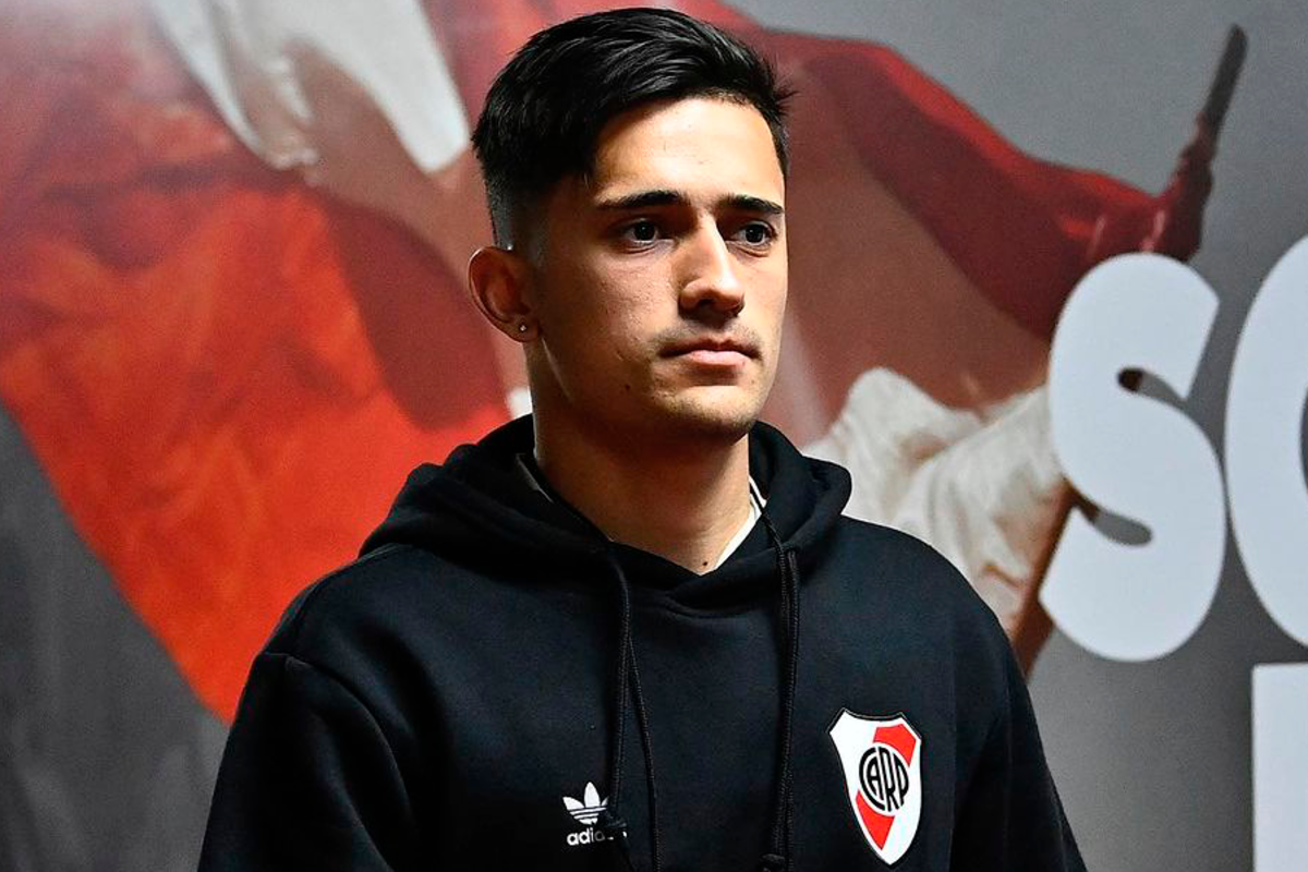 Pablo Solari con cara de concentración en medio del túnel de River Plate.