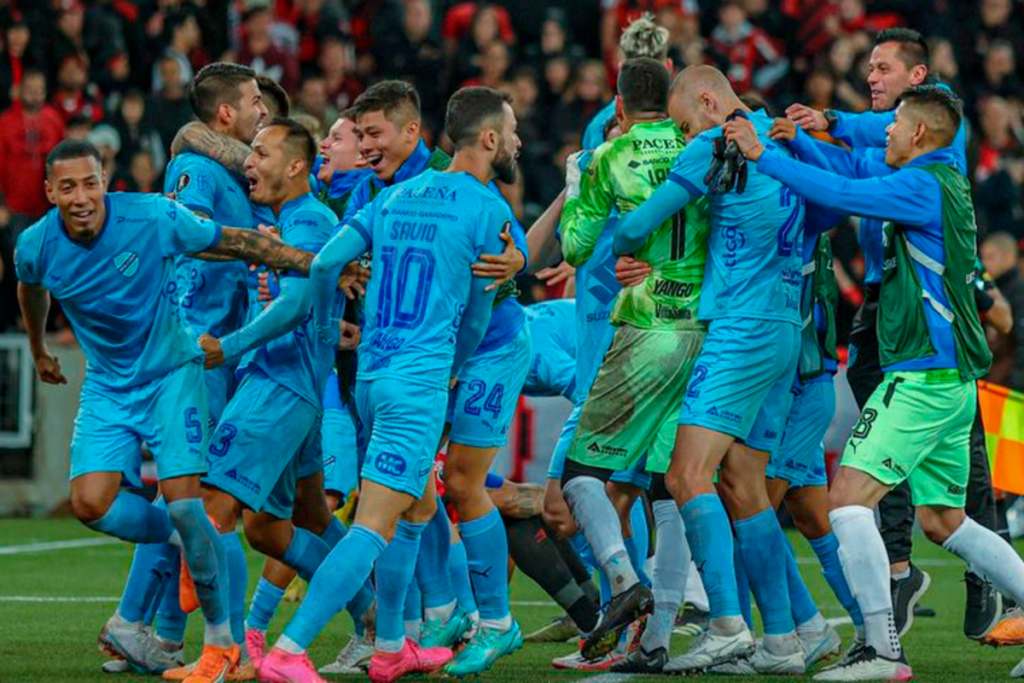 Futbolistas de Bolívar celebrando una histórica clasificación a cuartos de final de la Copa Libertadores 2023 ante Athletico Paranaense.