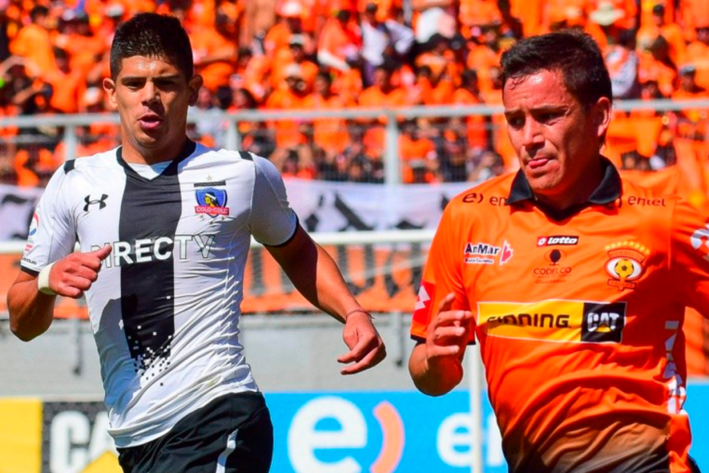 Esteban Pavez disputando un balón con la camiseta de Colo-Colo con un jugador de Cobreloa.