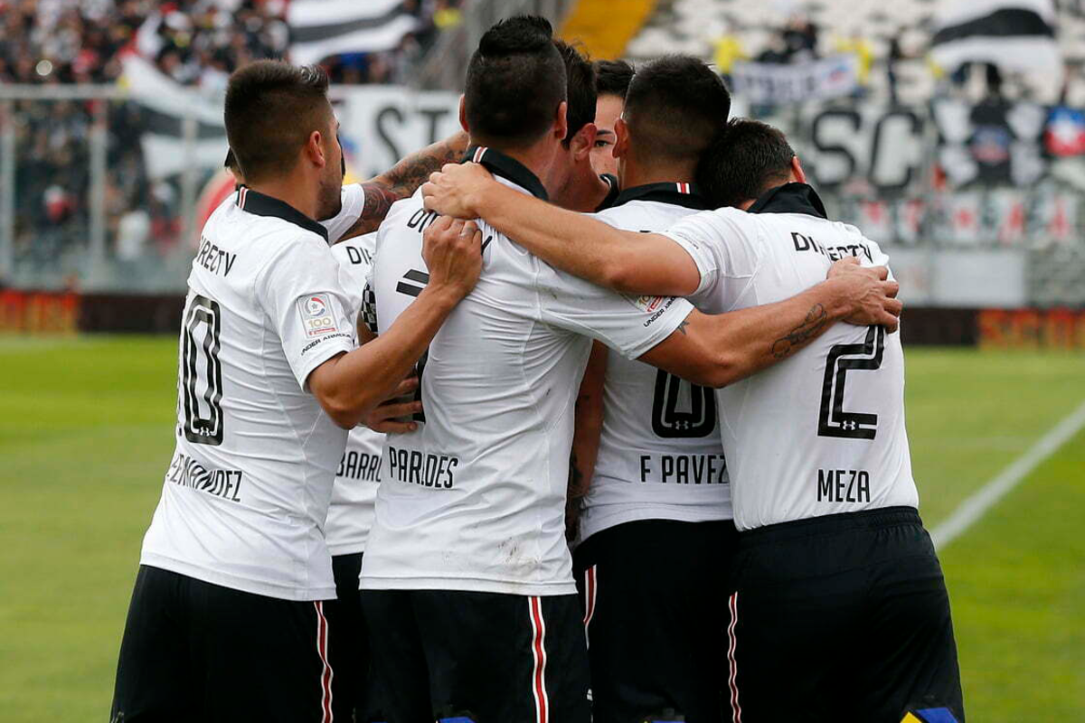 Plantel de Colo-Colo se abrazan y celebran un gol de Octavio Rivero en el Estadio Monumental.