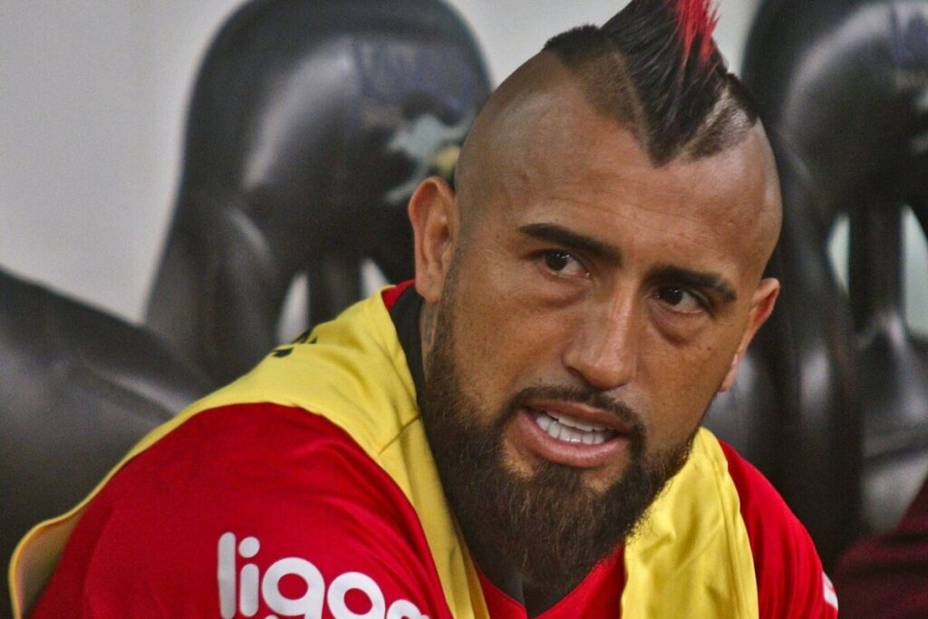 Arturo Vidal con cara de enojo.