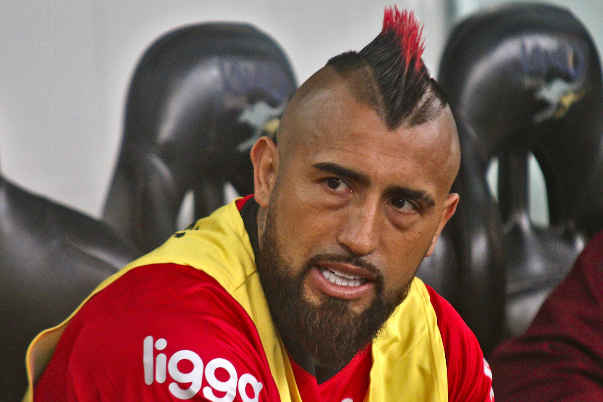 Arturo Vidal con mirada seria.