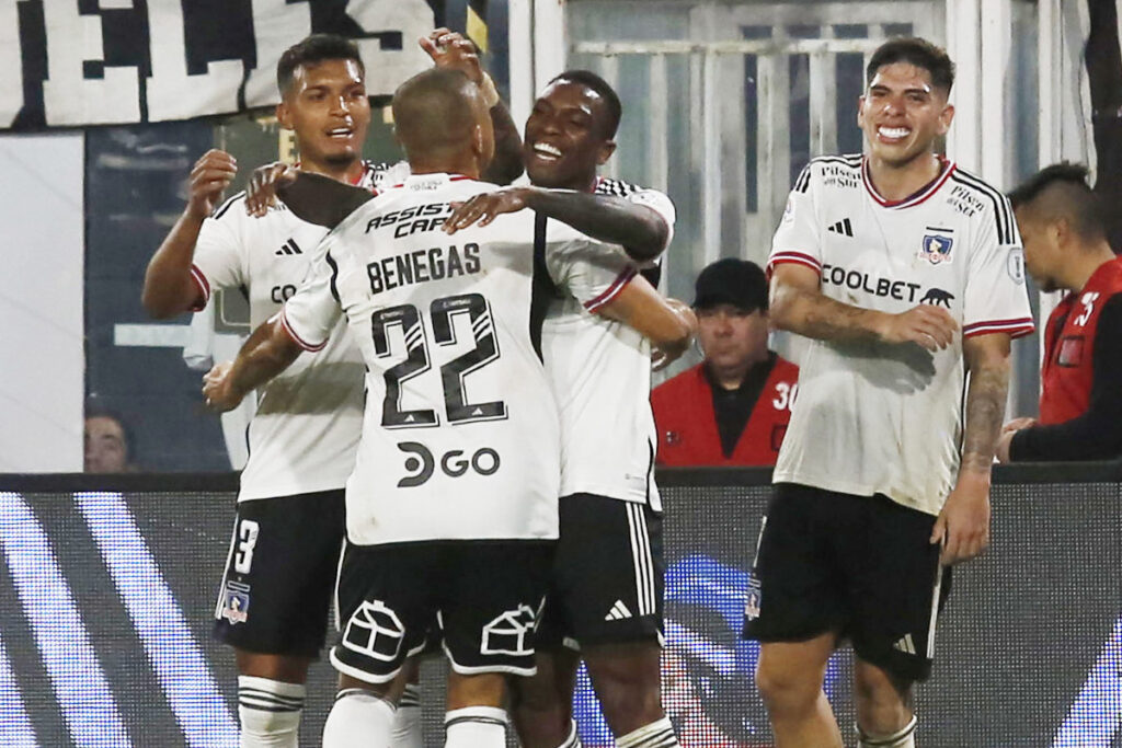 Jugadores de Colo-Colo celebrando un gol.